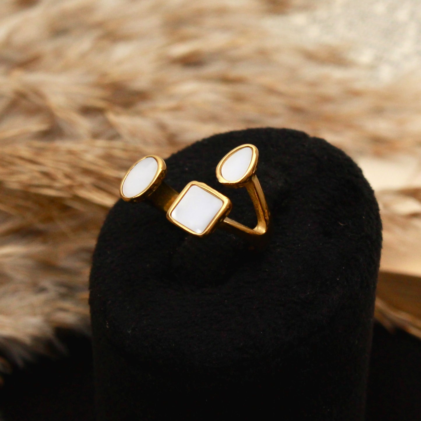 خاتم ثلاثي رؤوس بيضاء