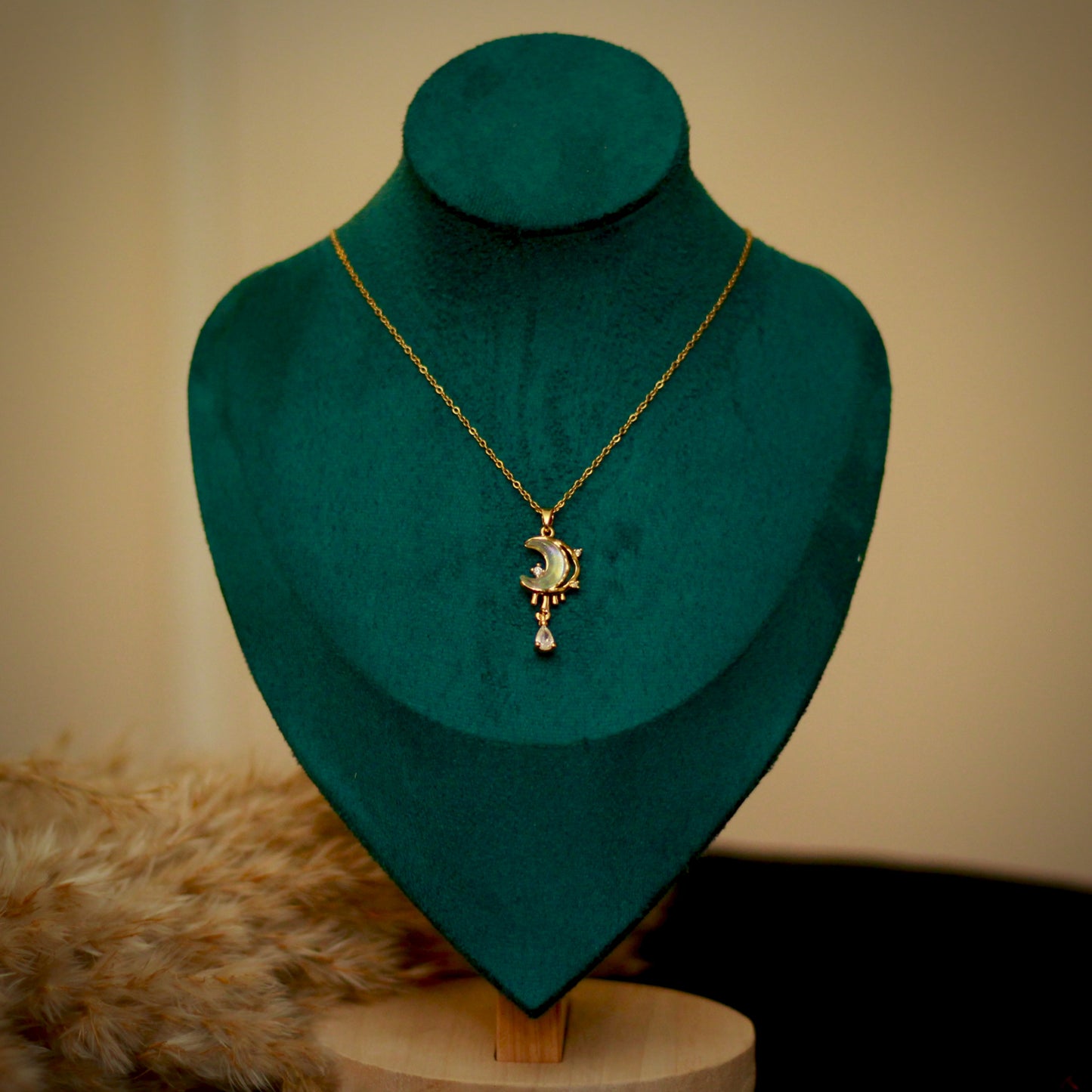 سلسلة هلال مع لعب