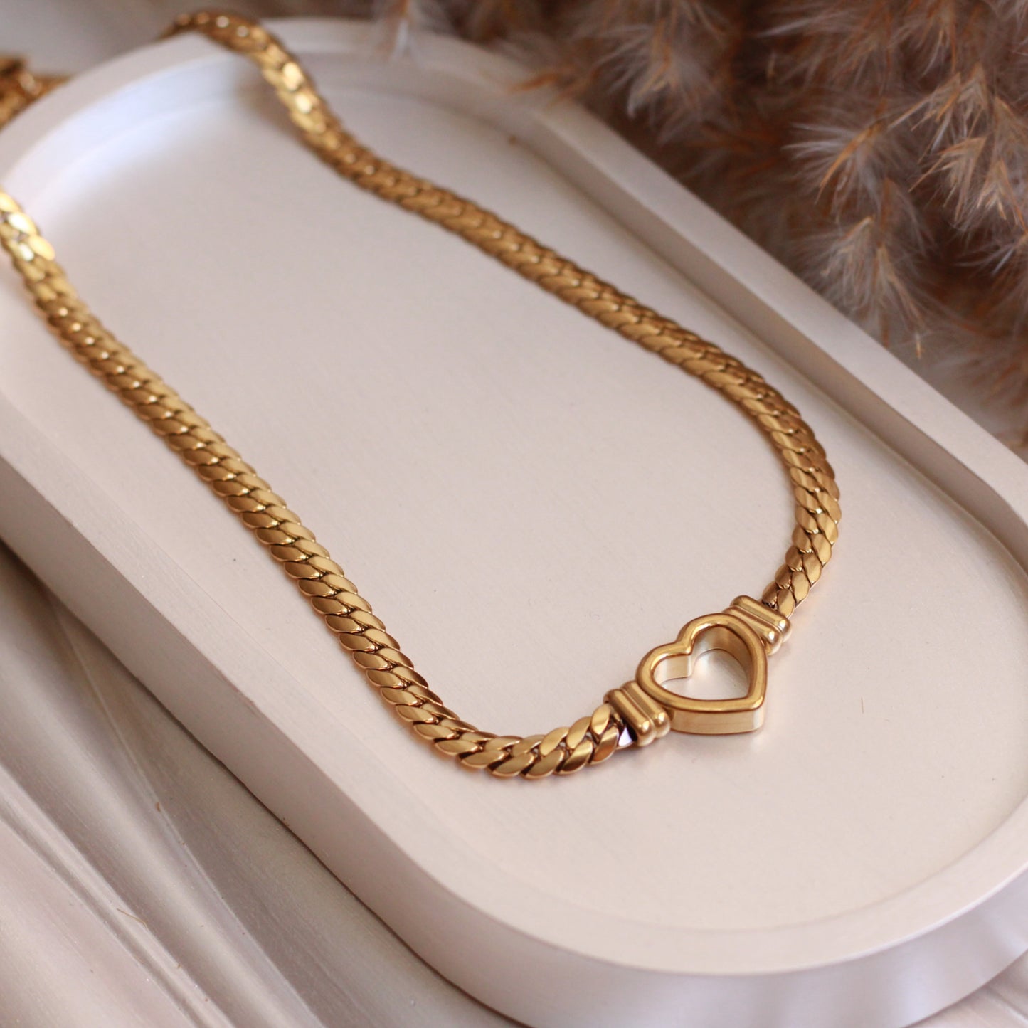 سلسلة قشر سمكة بقلب مفرغ