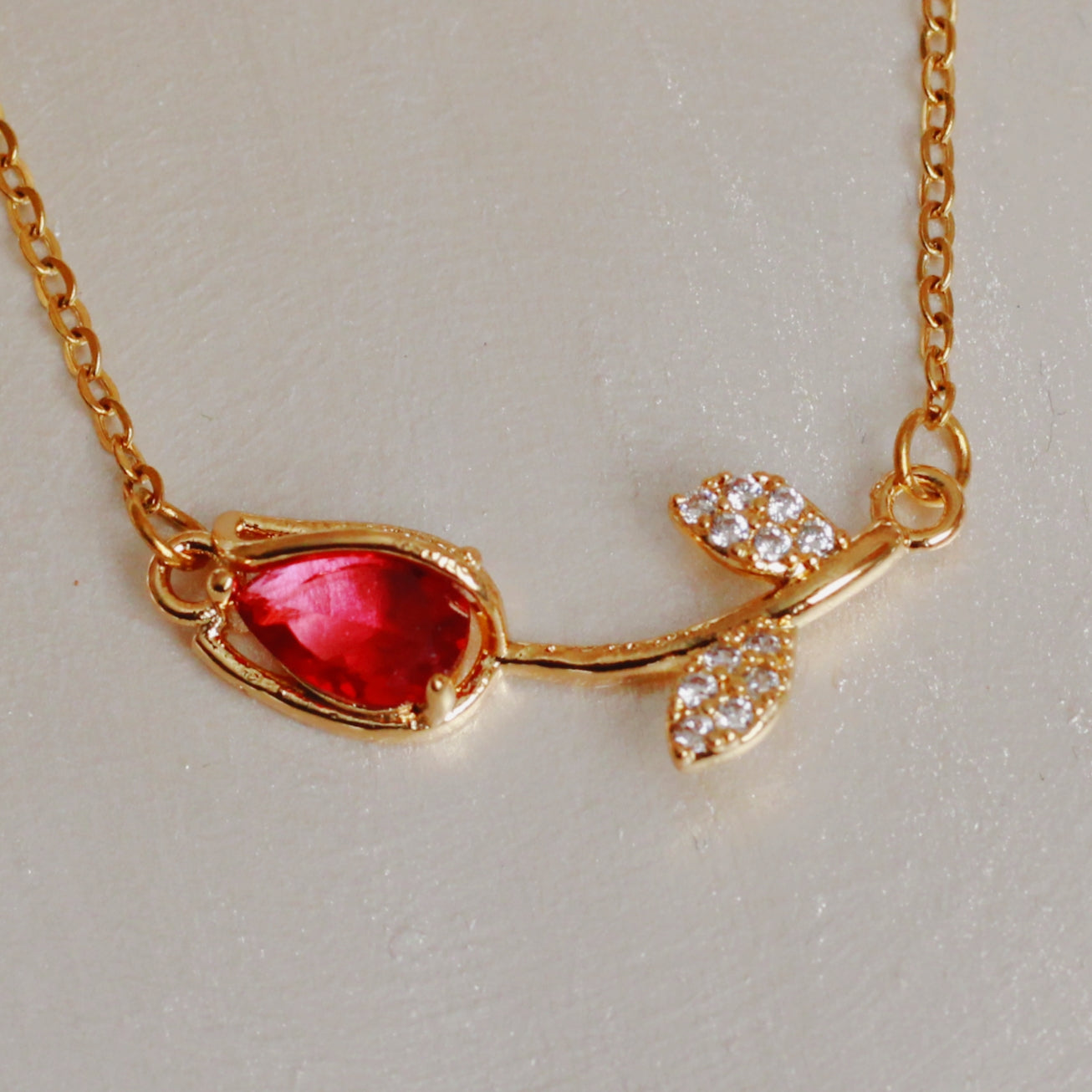 سلسلة وردة فص أحمر