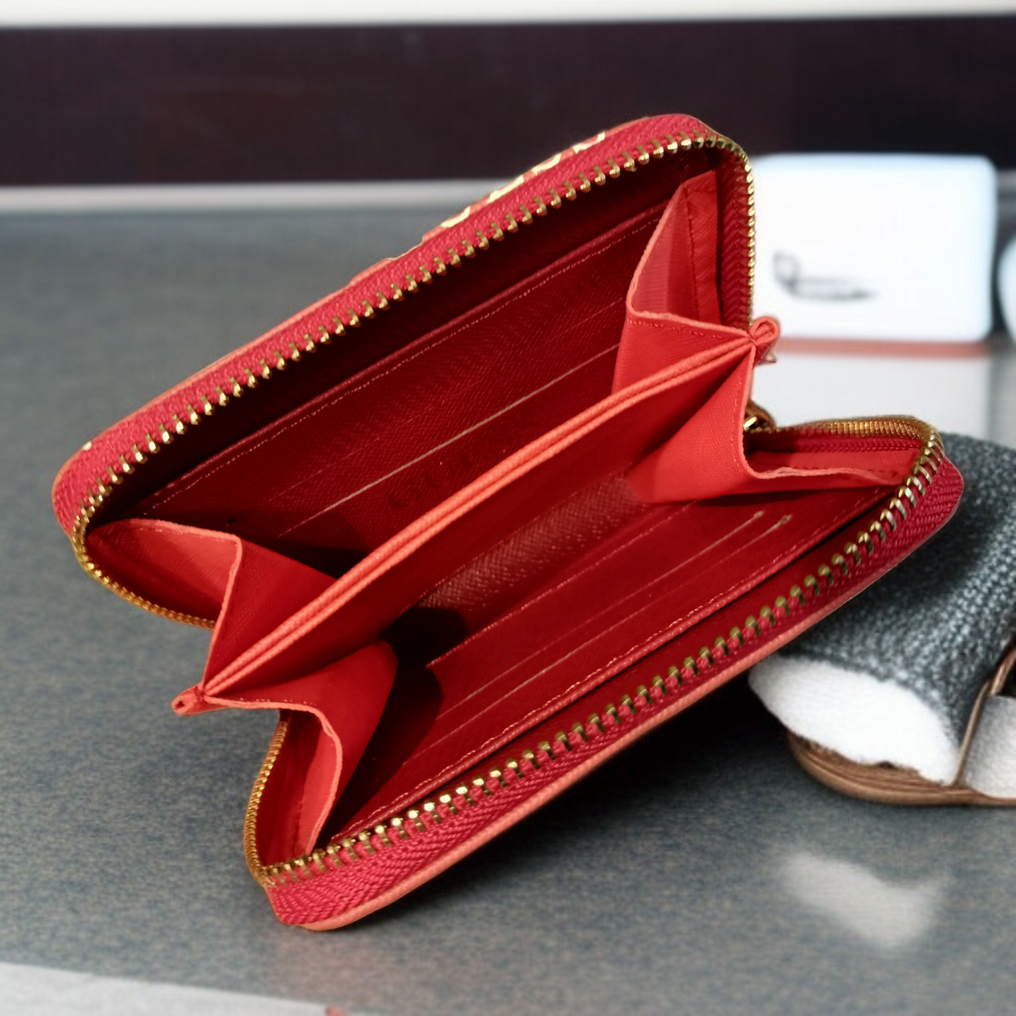 محفظة Guess أحمر للنساء