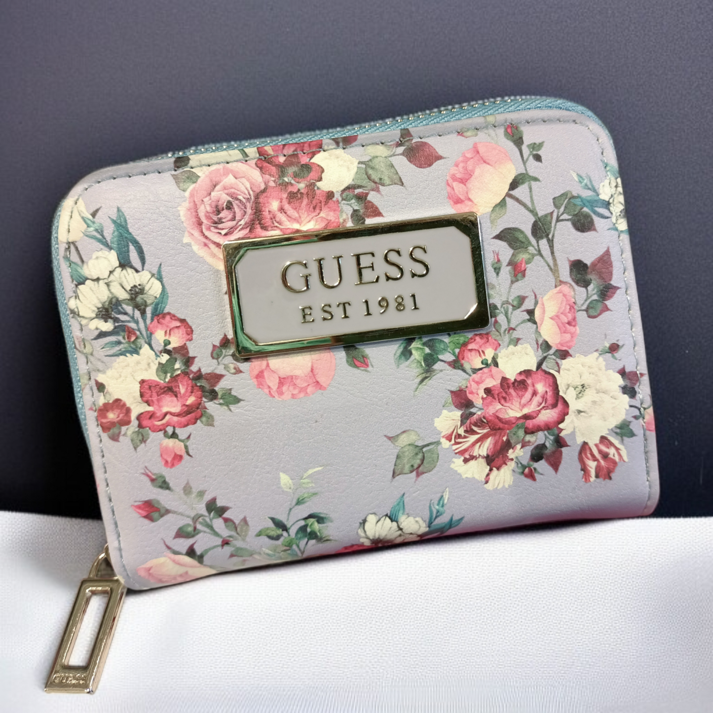 محفظة Guess ورد للنساء